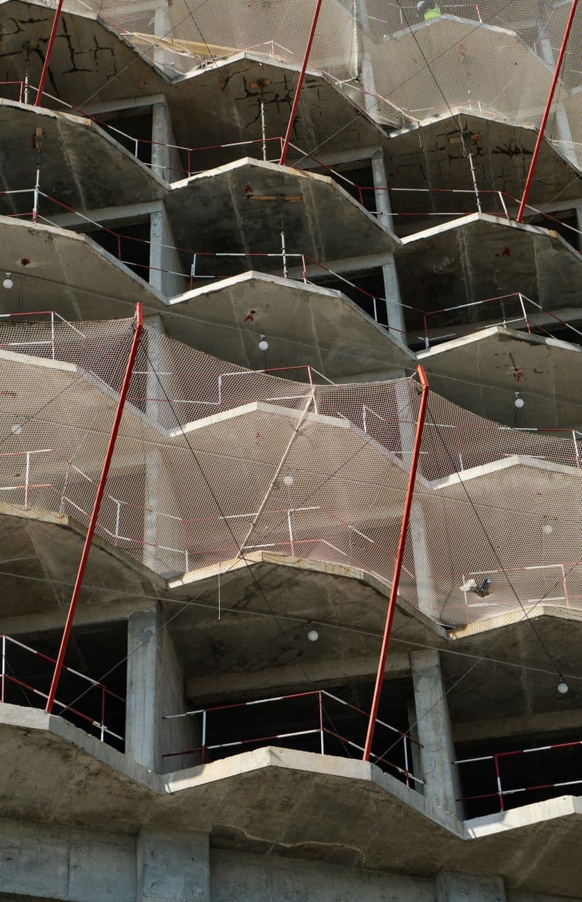 Rohbaufassade aus Beton mit sichtbaren Schalungsabdrücken